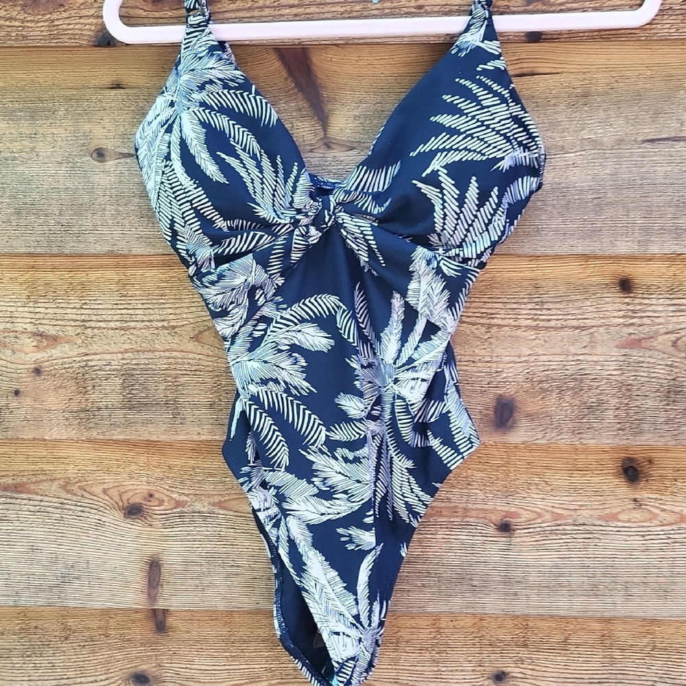 Robin Piccone Blue and White One Piece Swimsuit with Tropical Print 8 nwot